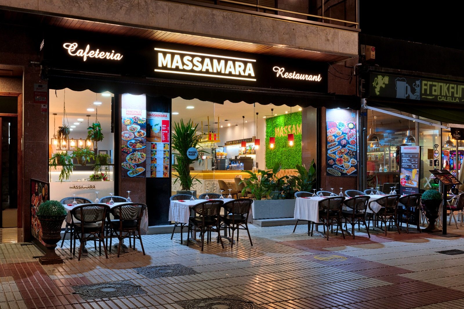 Massamara Calella, fachada de noche